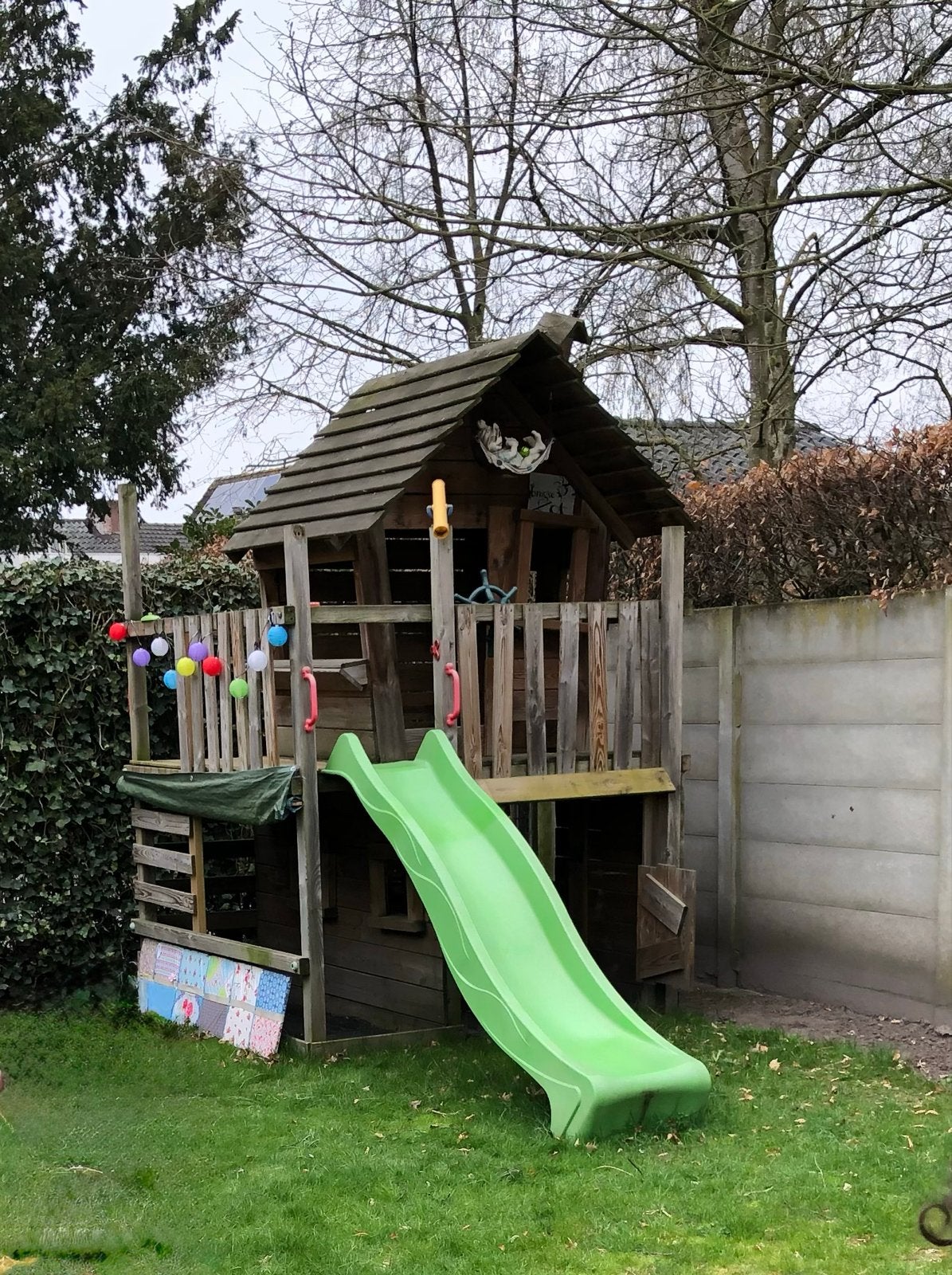 Gratis af te halen: Houten speelhuisje (zonder glijbaan), Ophalen, Gebruikt, Hout