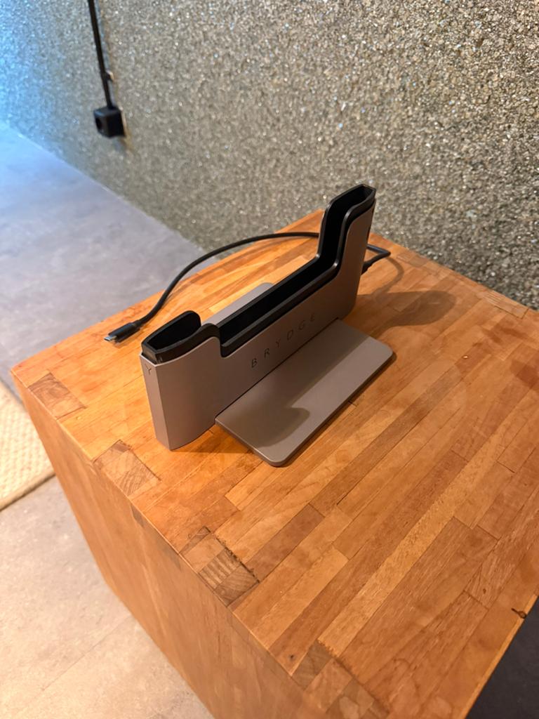 Brydge vertical dockingstation MET Brydge Stone Pro Multipor, Ophalen, Zo goed als nieuw, Docking station, Laptop