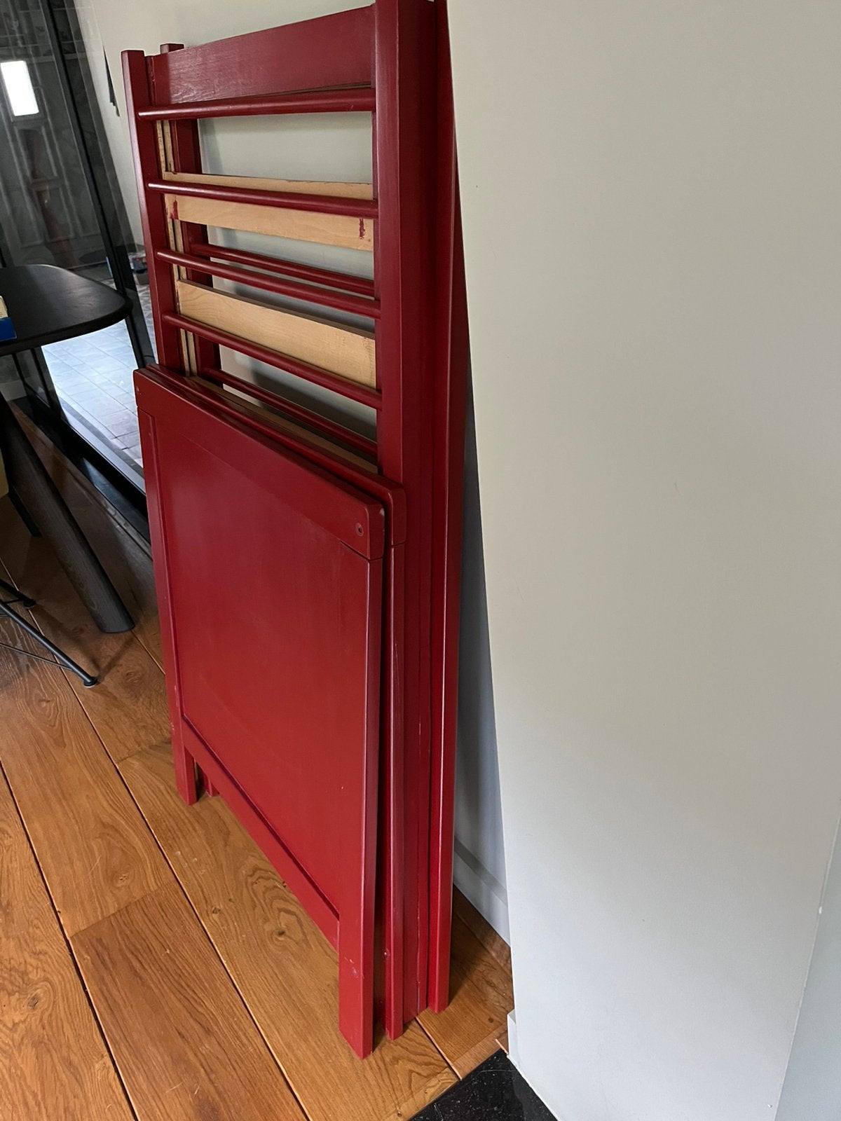Babybedje ossebloedrood 120 - 60, Kinderen en Baby's, Ophalen, Gebruikt, Ledikant