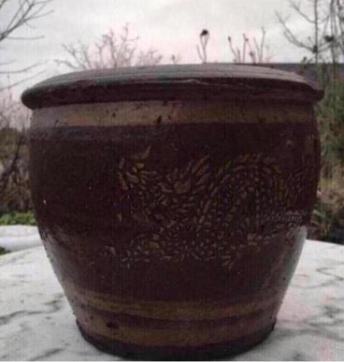 Prachtige decoratieve terracotta bloempot met drakenmotief, Tuin en Terras, Gebruikt, Rond, Ophalen of Verzenden, Minder dan 40 cm