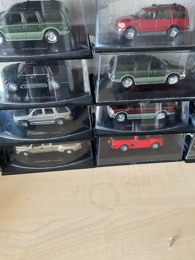12 stuks diverse modelauto's in vitrine, Hobby en Vrije tijd, Modelauto's | 1:43, Nieuw, Auto, Overige merken, Ophalen