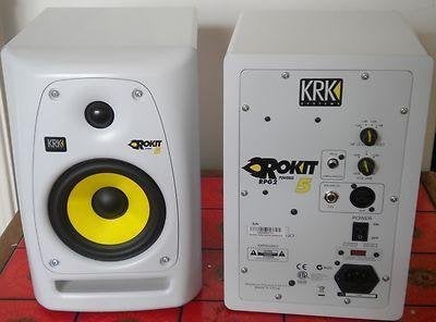 Twee KRK Rokit 5 RP 5  speakers 4 6 7 8 white wit rp5 set, Studiomonitor, 120 tot 150 watt, Inclusief kabels, Ophalen of Verzenden