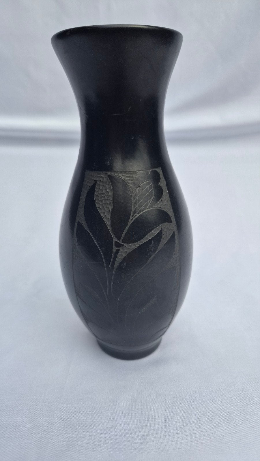 Art Deco stijl zwarte vaas – Handgemaakt plateel met gravure, Ophalen