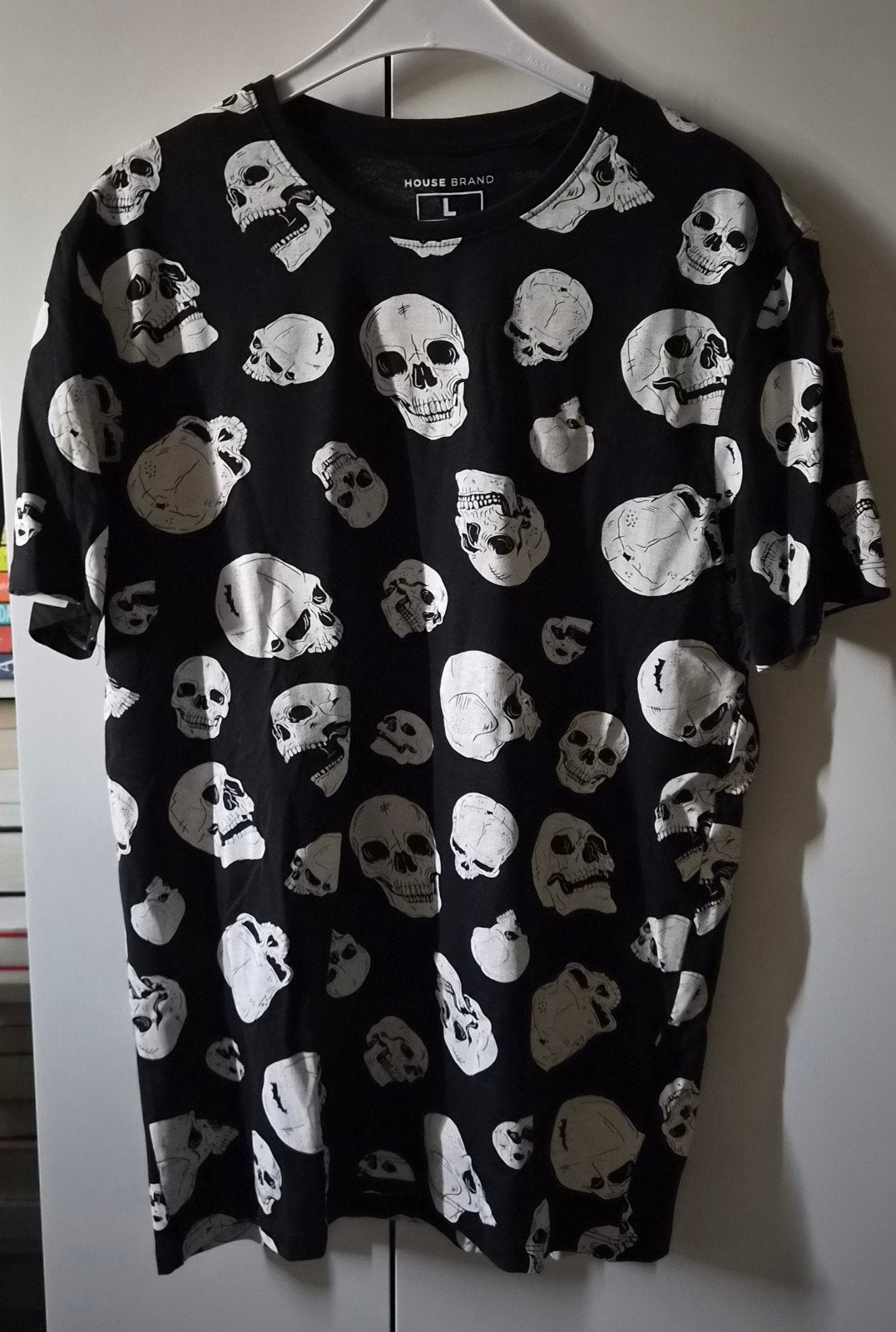 T Shirt zwart met witte doodskoppen, maat L, Ophalen of Verzenden, Zo goed als nieuw, Maat 52/54 (L), Zwart