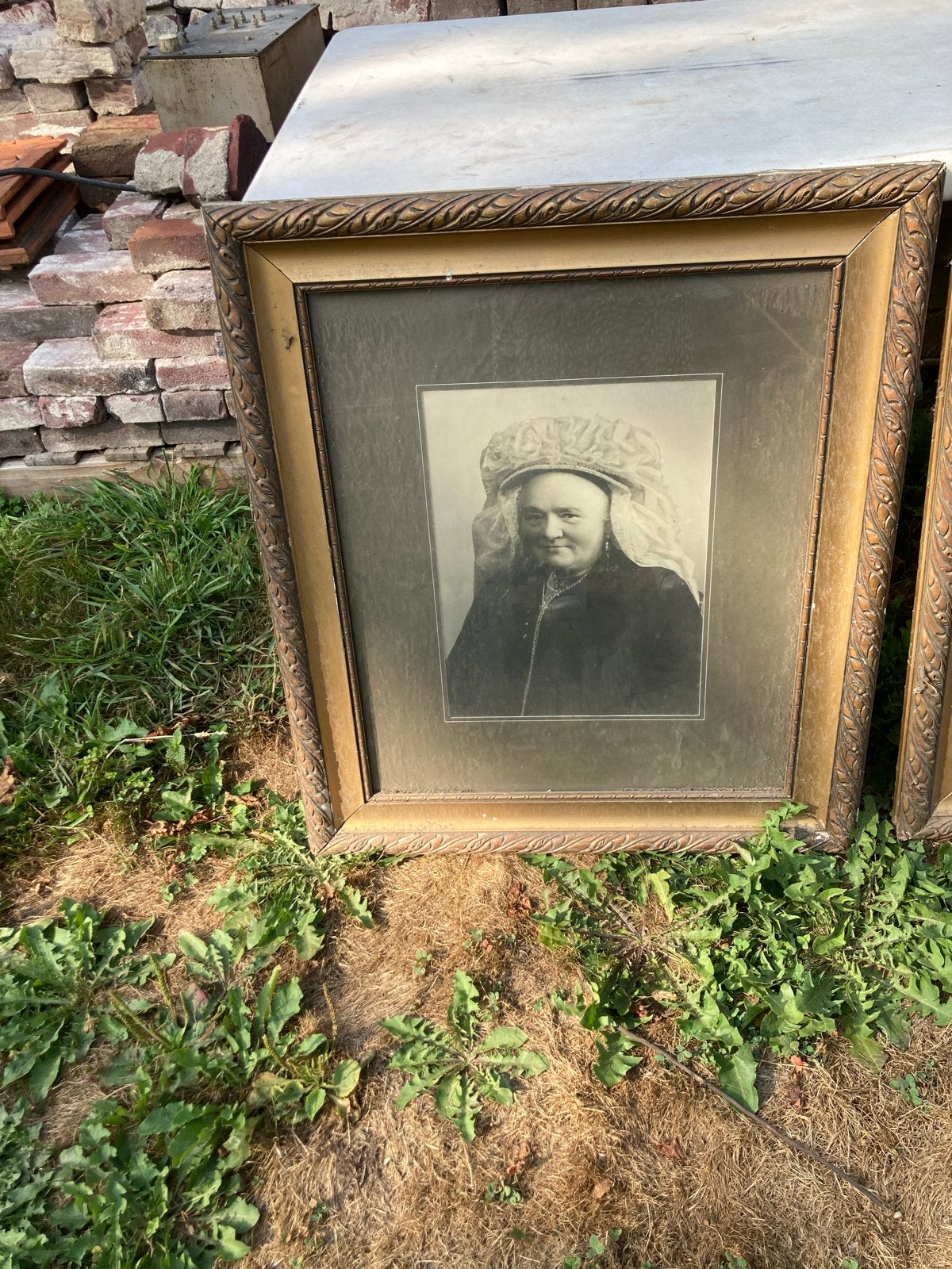 Set van 3 oude fotolijsten met portretten, Gebruikt, Ophalen of Verzenden, Fotolijst, Goud