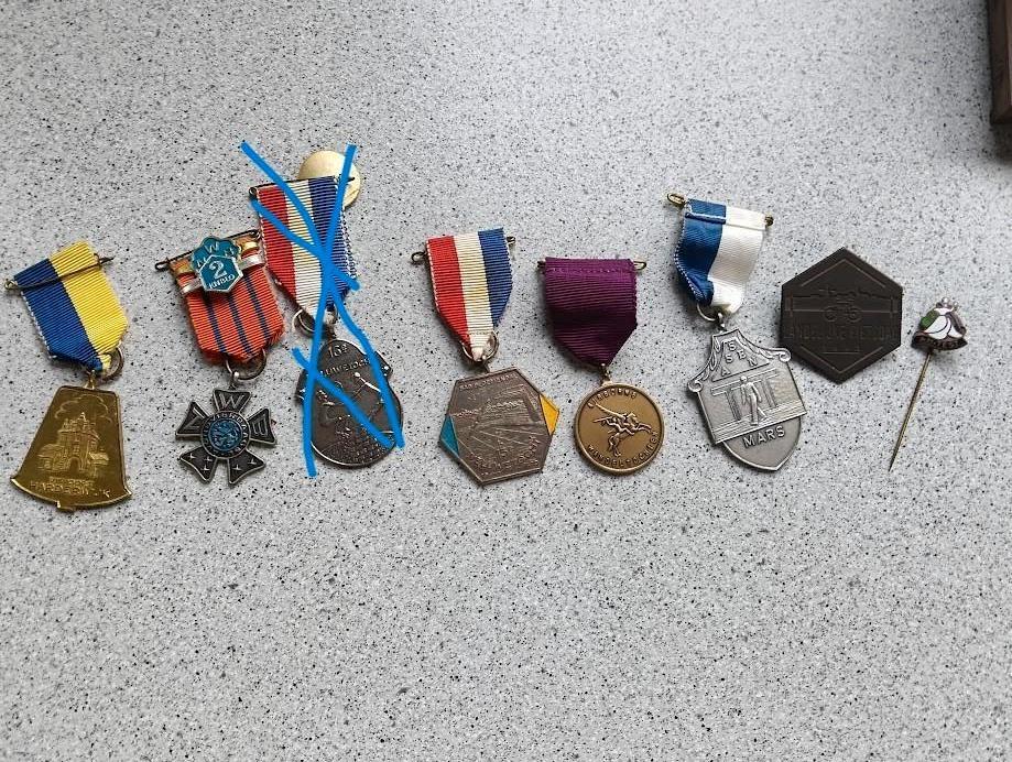 collectie medailles en een speldje, Ophalen of Verzenden, Overige materialen