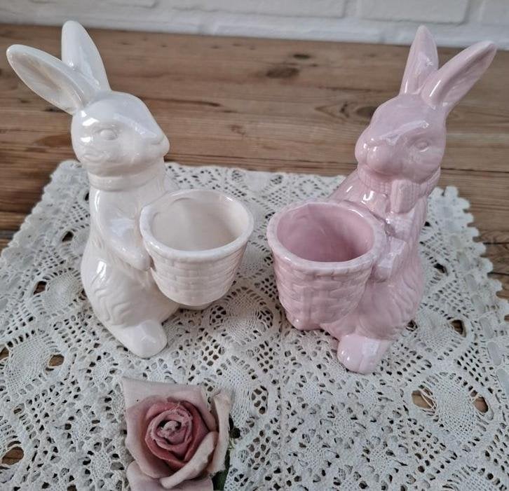 2 Keramieke paashaasjes eierdopjes, off white en roze, PASEN, Diversen, Pasen, Gebruikt, Ophalen of Verzenden