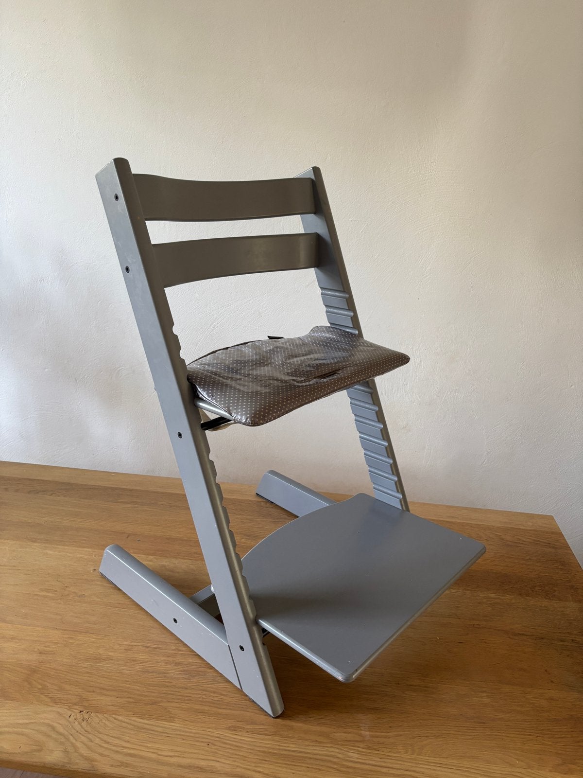 Stokke Tripp Trapp kinderstoel - Grijs met kussen, Ophalen, Gebruikt, Meegroeistoel, Aanschuifbaar