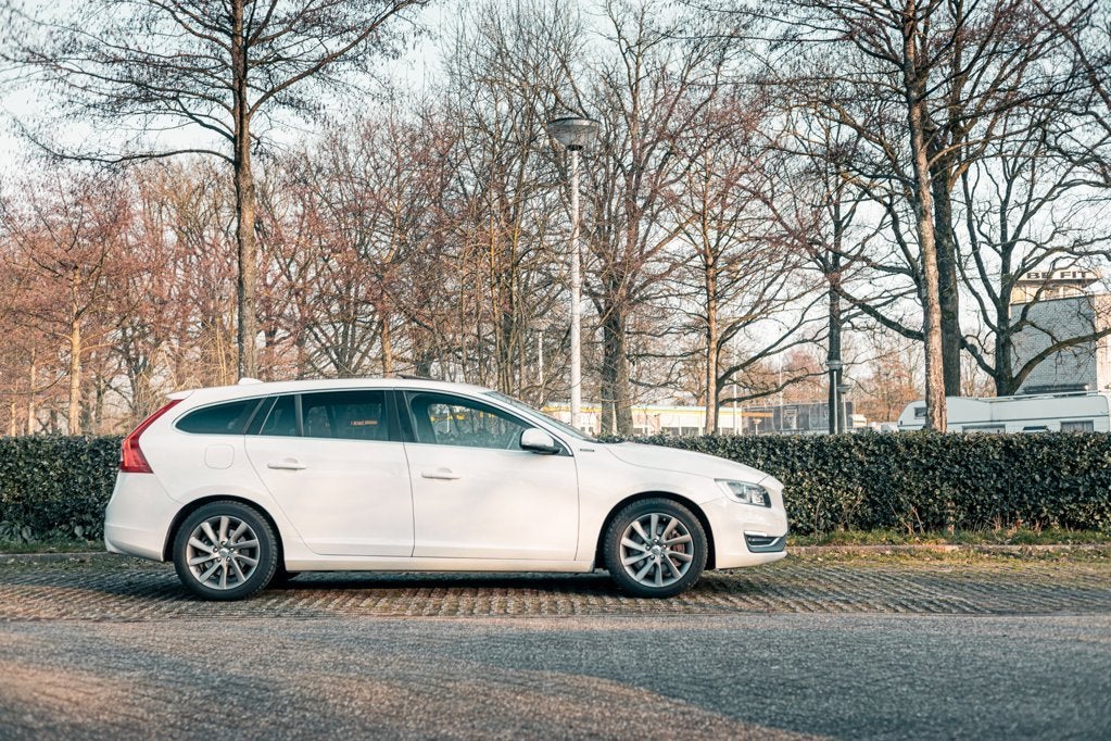 Volvo V60 2.4 D6 Twin Engine R-Design, Automaat, Wit, 1880 kg, 900 km