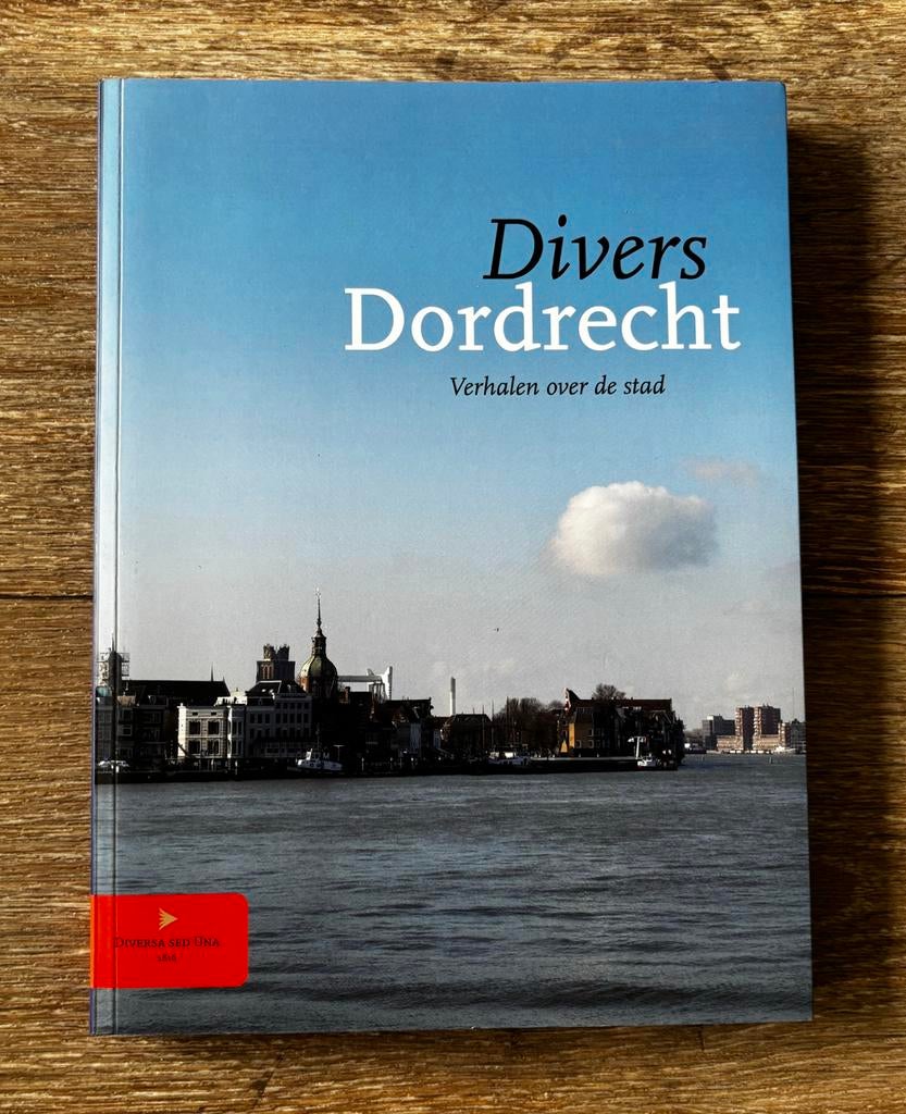 Divers Dordrecht: Verhalen over de stad, Boeken, Ophalen of Verzenden, 20e eeuw of later, Zo goed als nieuw