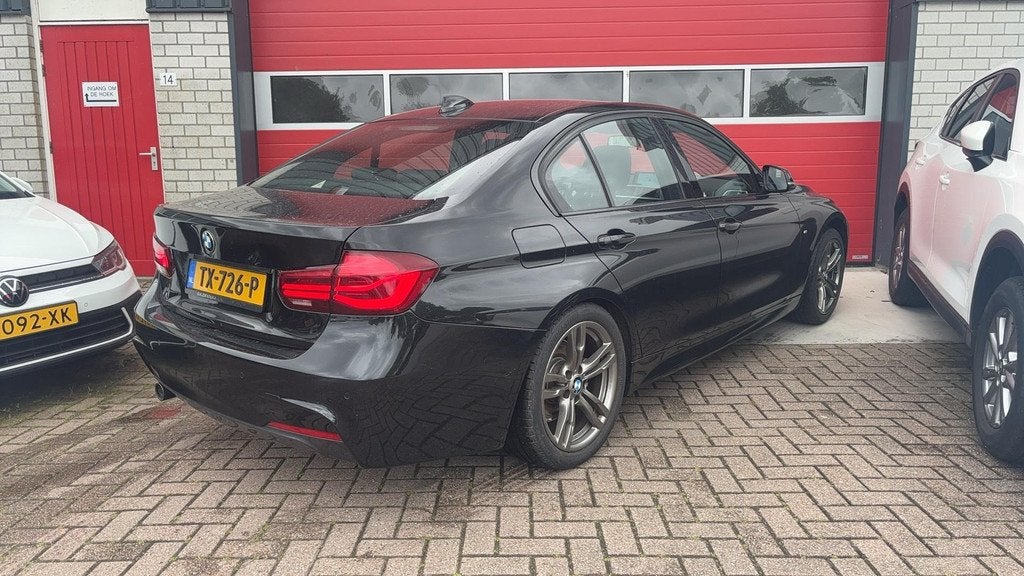 BMW 3-serie 318i M Sport Edition M-PAKKET / BLACK OPTIC / FU, Auto's, BMW, Automaat, Gebruikt, Zwart, 3 cilinders
