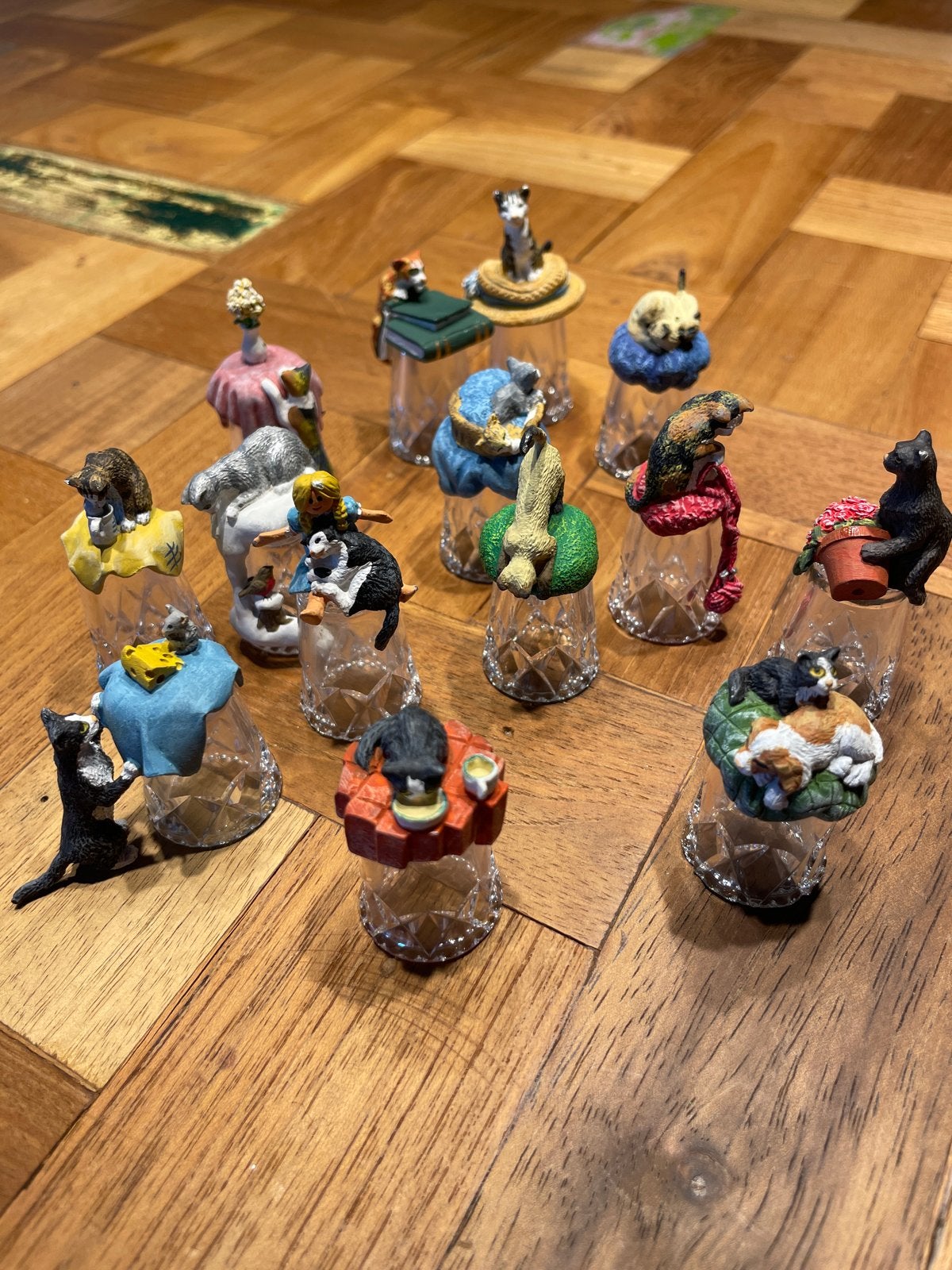 14 vingerhoedjes (katfiguren) op kristallen voetje, Verzamelen, Ophalen of Verzenden, Zo goed als nieuw, Dier
