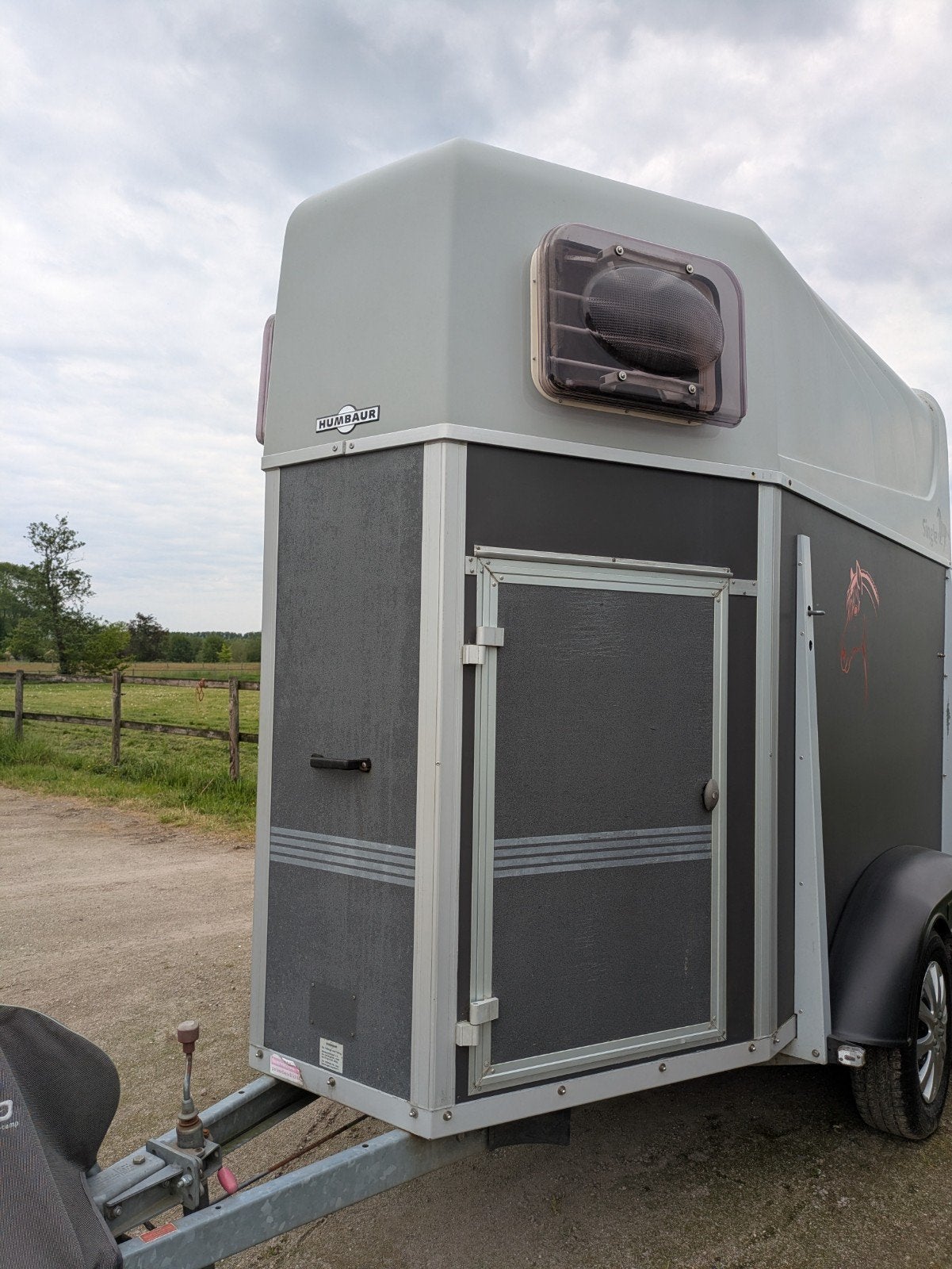 Humbaur single 1.5 paards trailer - zadelkamer - B rijbewijs, Ophalen, Hout, 1½-paards trailer