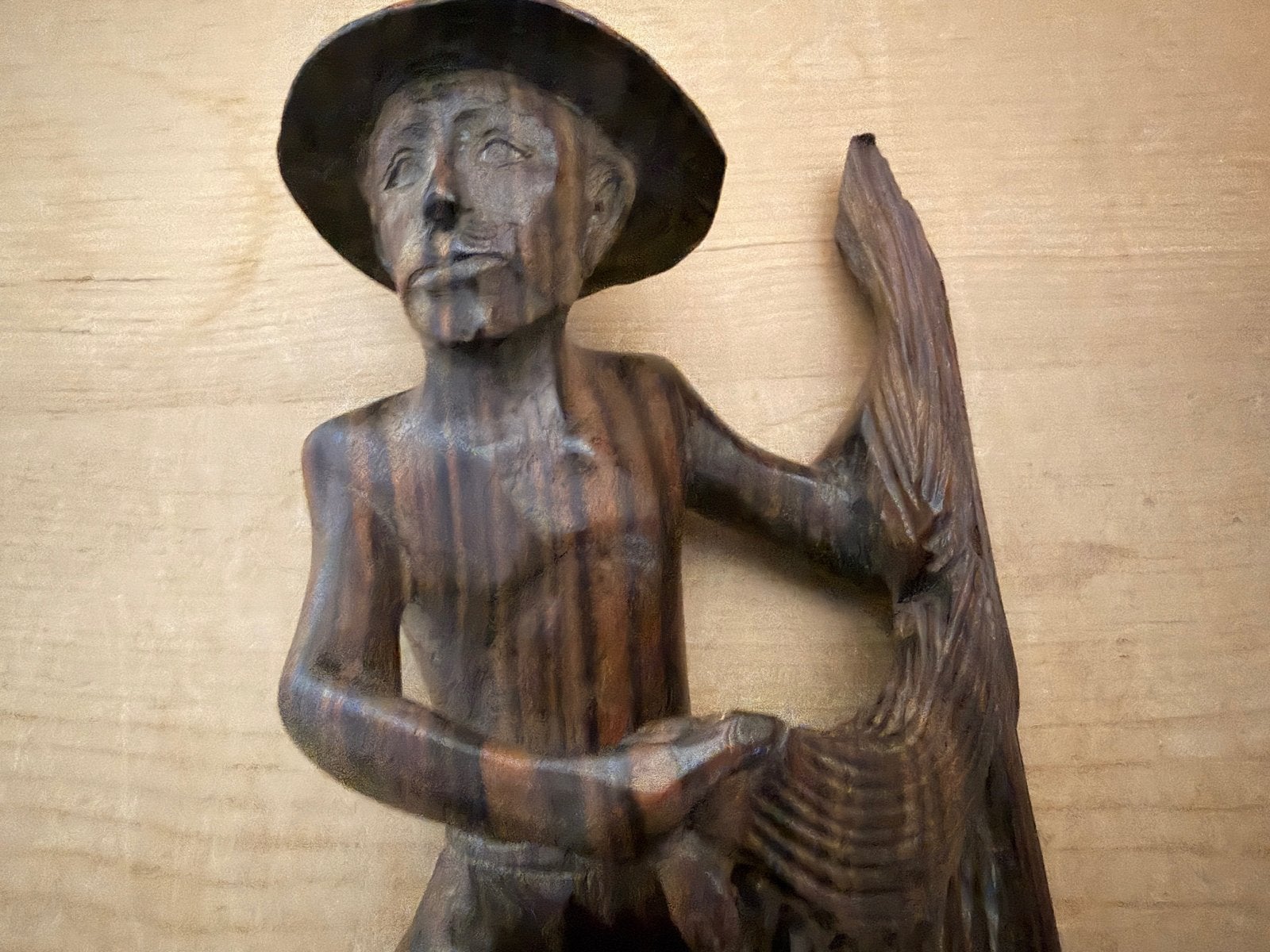 Houten beeld visser met visnet en vissen, Antiek en Kunst, Ophalen of Verzenden, Handgemaakt, 20 - 50 cm, Beeld