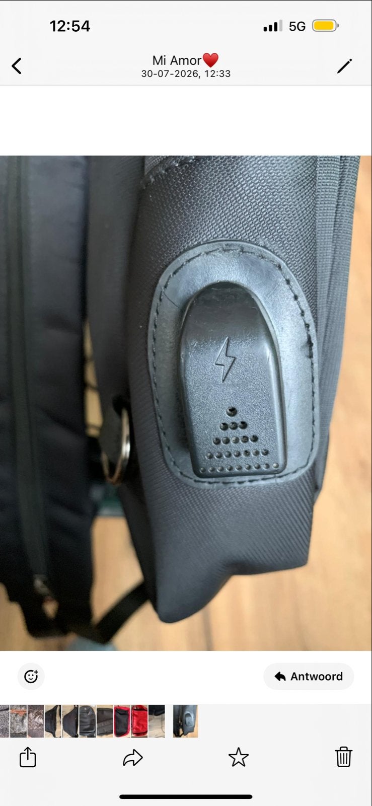Zwarte schoudertas met USB-oplaadpoort, Minder dan 30 cm, 25 tot 40 cm, Zo goed als nieuw, Ophalen