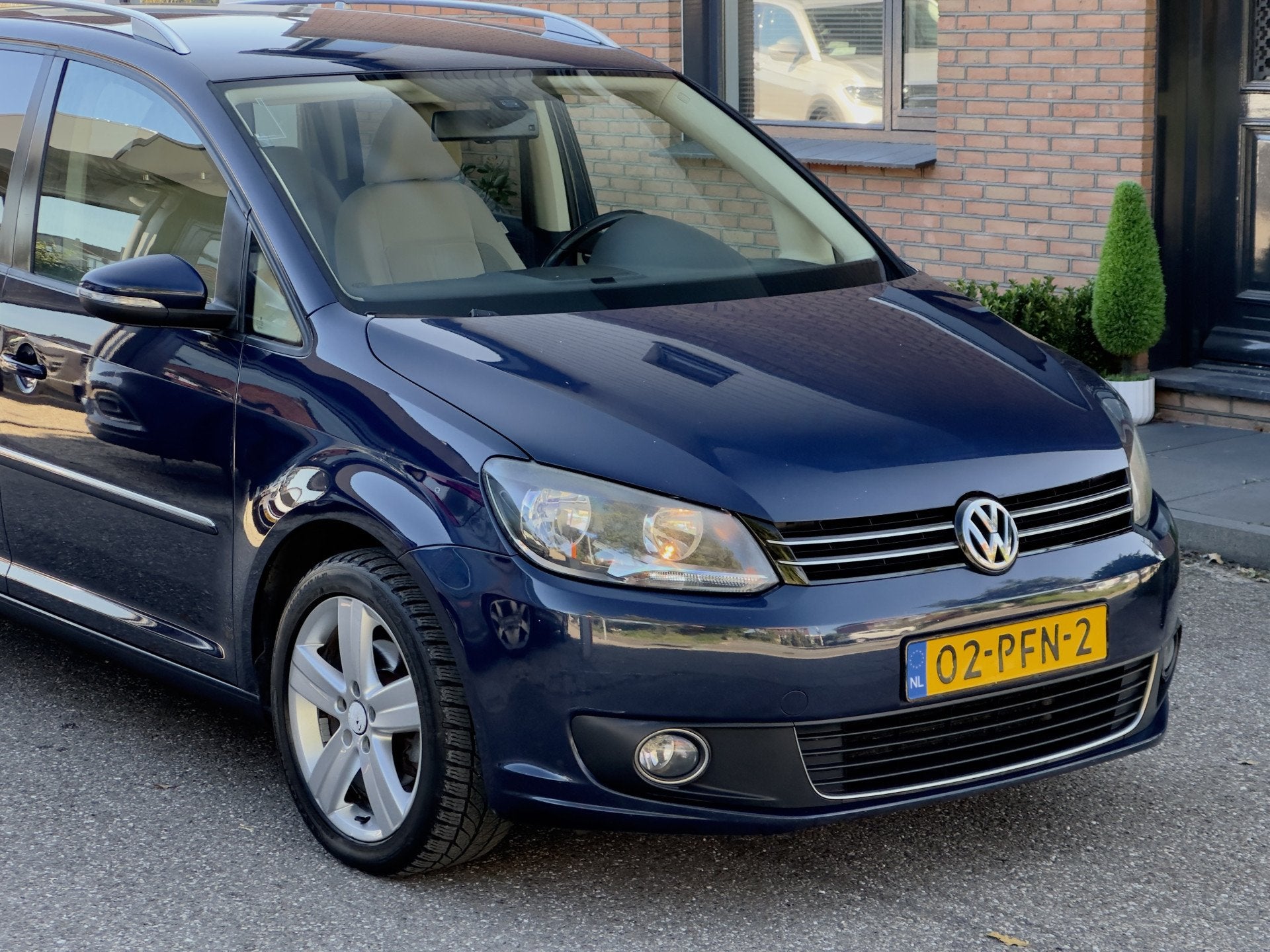 Volkswagen Touran 1.4 TSI AUT7 HIGHLINE 7PERS NAVI AIRCO LED, Auto's, Euro 5, 15 km/l, Gebruikt, Beige