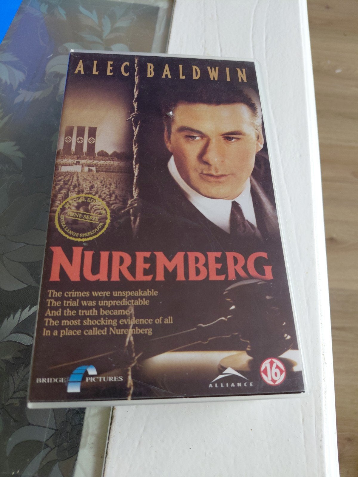 Nuremberg - Dubbele VHS Videoband Box - Alec Baldwin., Cd's en Dvd's, Boxset, Gebruikt, Alle leeftijden, Drama