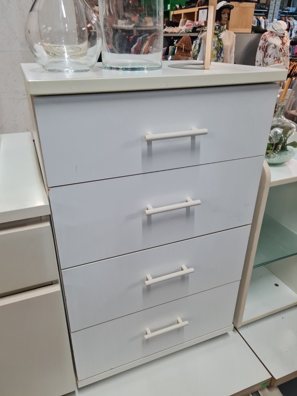 Witte ladekast met 4 laden - Compact en functioneel, Overige materialen, Gebruikt, Onbekend@voorbeeld.com, Modern, functioneel