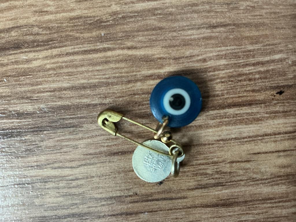 Goudkleurige veiligheidsspeld met blauwe Evil Eye hanger, Sieraden, Tassen en Uiterlijk, Broches, Overige materialen, Minder dan 4 cm