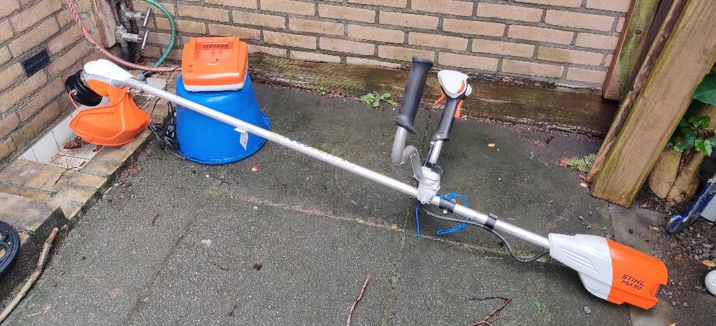 Stihl FSA90 accu bosmaaier compleet met AP300 en AL500, Ophalen, 30 tot 50 cm, Accu