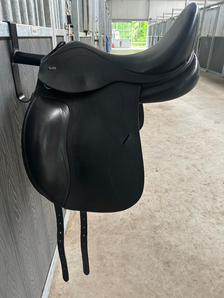 Ikonic dressuurzadel 17 inch, Dieren en Toebehoren, Ophalen of Verzenden, Zo goed als nieuw, Dressuur