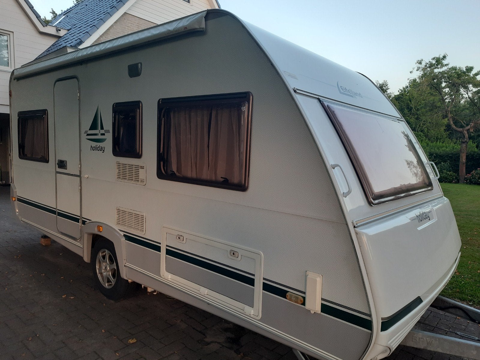 Eifelland 460 Holiday - 5 slaapplaatsen!, Rondzit, Dwarsbed, 750 - 1000 kg, Ringverwarming