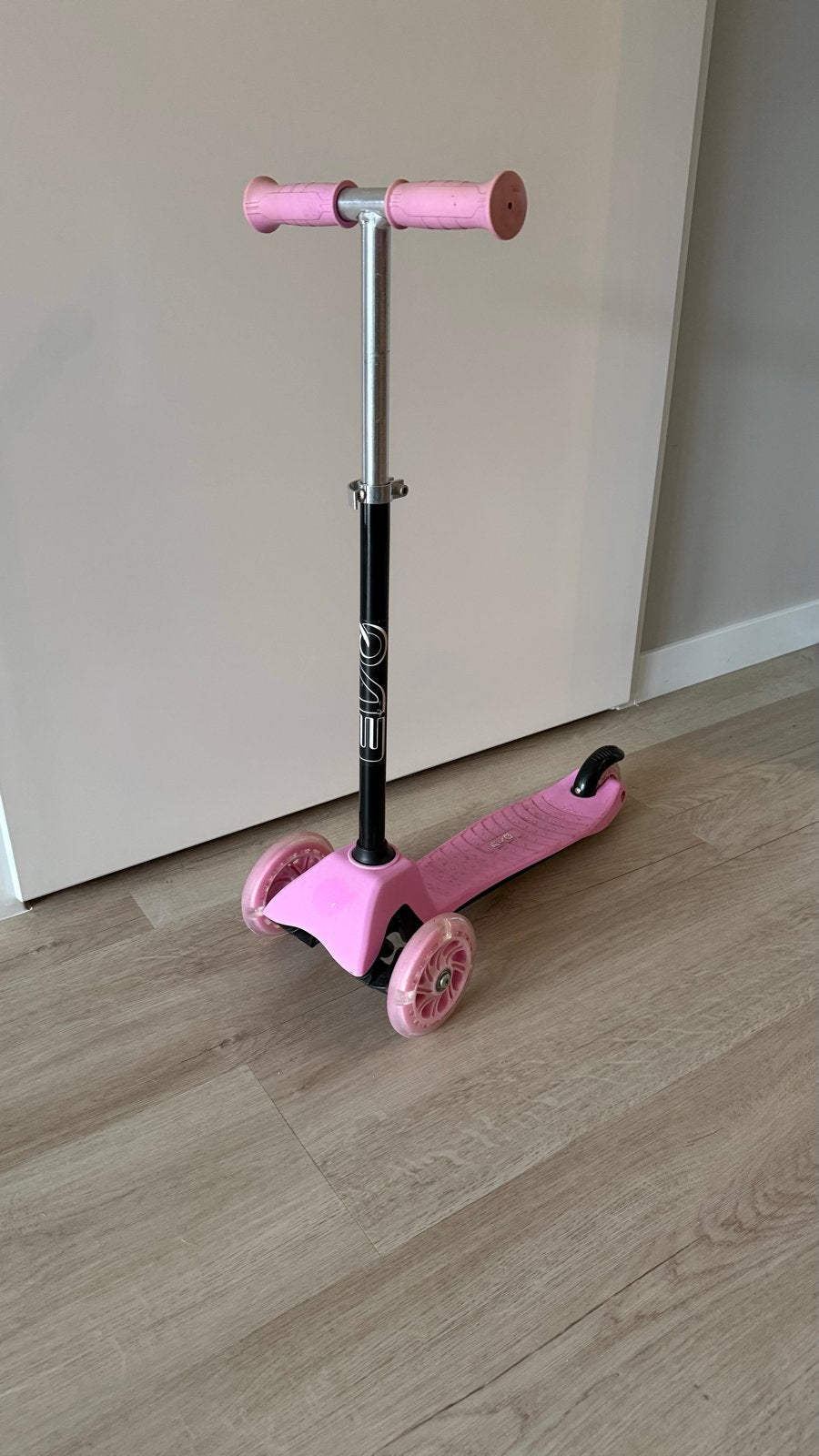 Roze EVO step met lichtjes in wielen - Zo goed als nieuw, Ophalen, Gebruikt, Gewone step