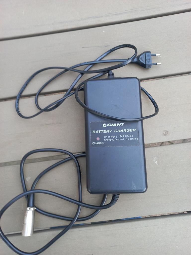 Giant Batterijlader voor E-bike (3-pins), Fietsen en Brommers, Ophalen of Verzenden, Gebruikt