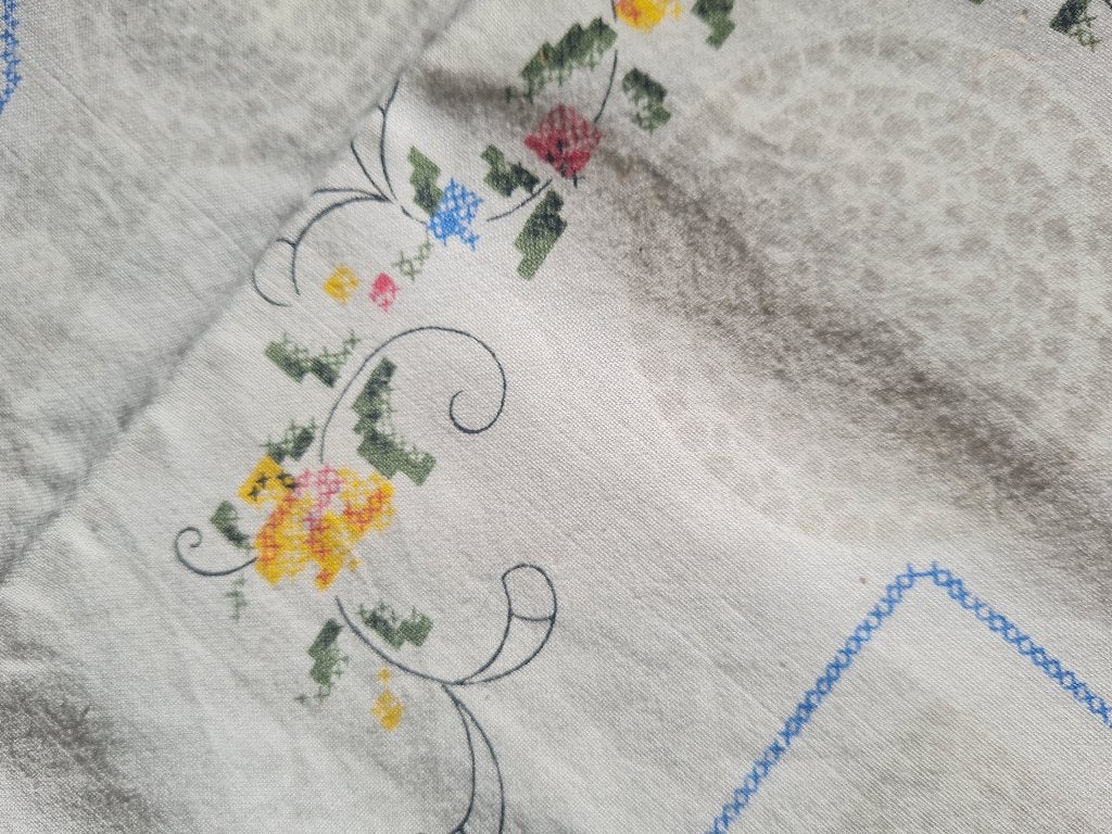 Vintage tafelkleedje, bedrukt maar lijkt geborduurd, Heikant 21 Kaatsheuvel, Katoen, Meerkleurig, Tafelkleed of Tafelzeil