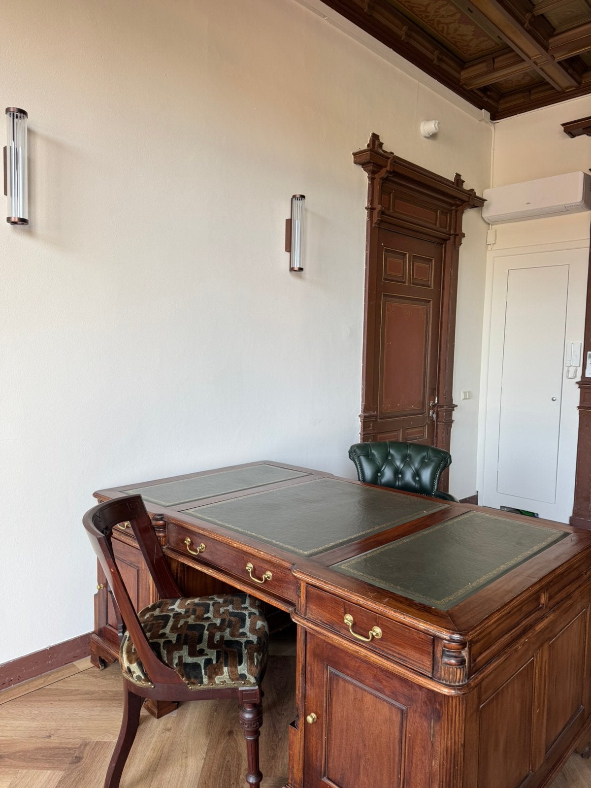 Dubbelzijdig uniek bureau, Ophalen
