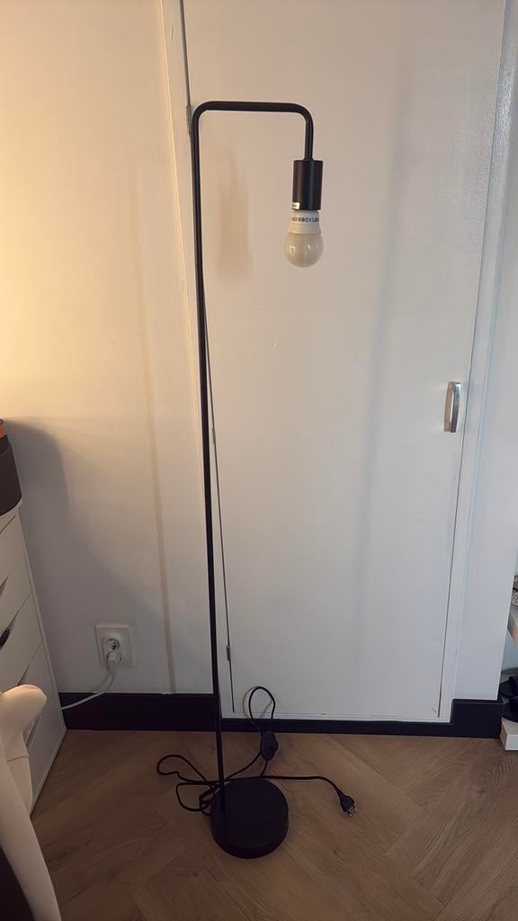 Staande zwarte lamp, Ophalen, Zo goed als nieuw, Metaal, 100 tot 150 cm