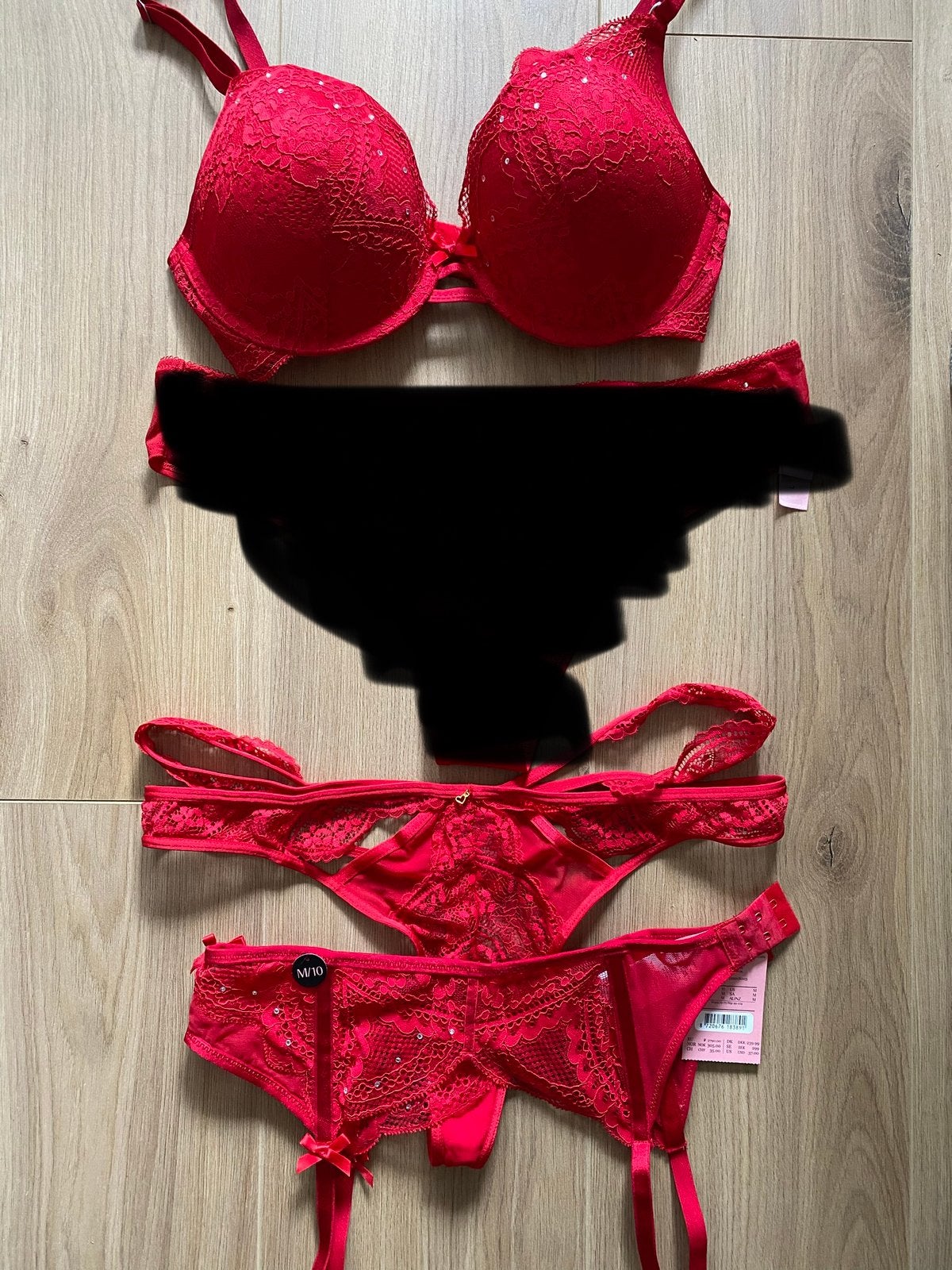 Nieuw hunkemoller bh 75D string jarretels set L M, Hunkemöller, Ophalen of Verzenden, Rood, Setje
