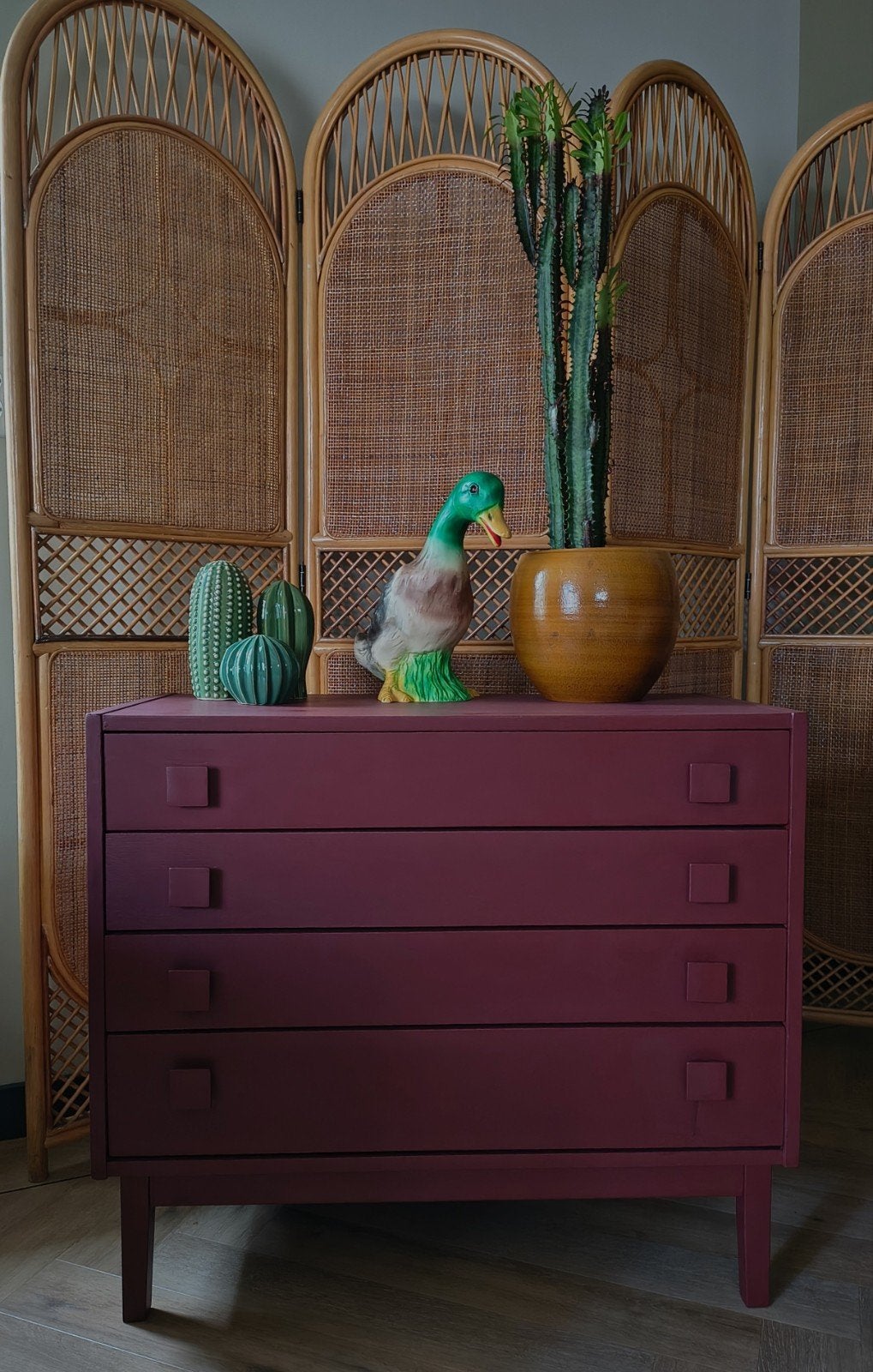 Vintage ladekast in Burgundy wine kleur., Huis en Inrichting, Kasten | Ladekasten, Ophalen, Vintage, Retro, Scandinavisch, Gebruikt