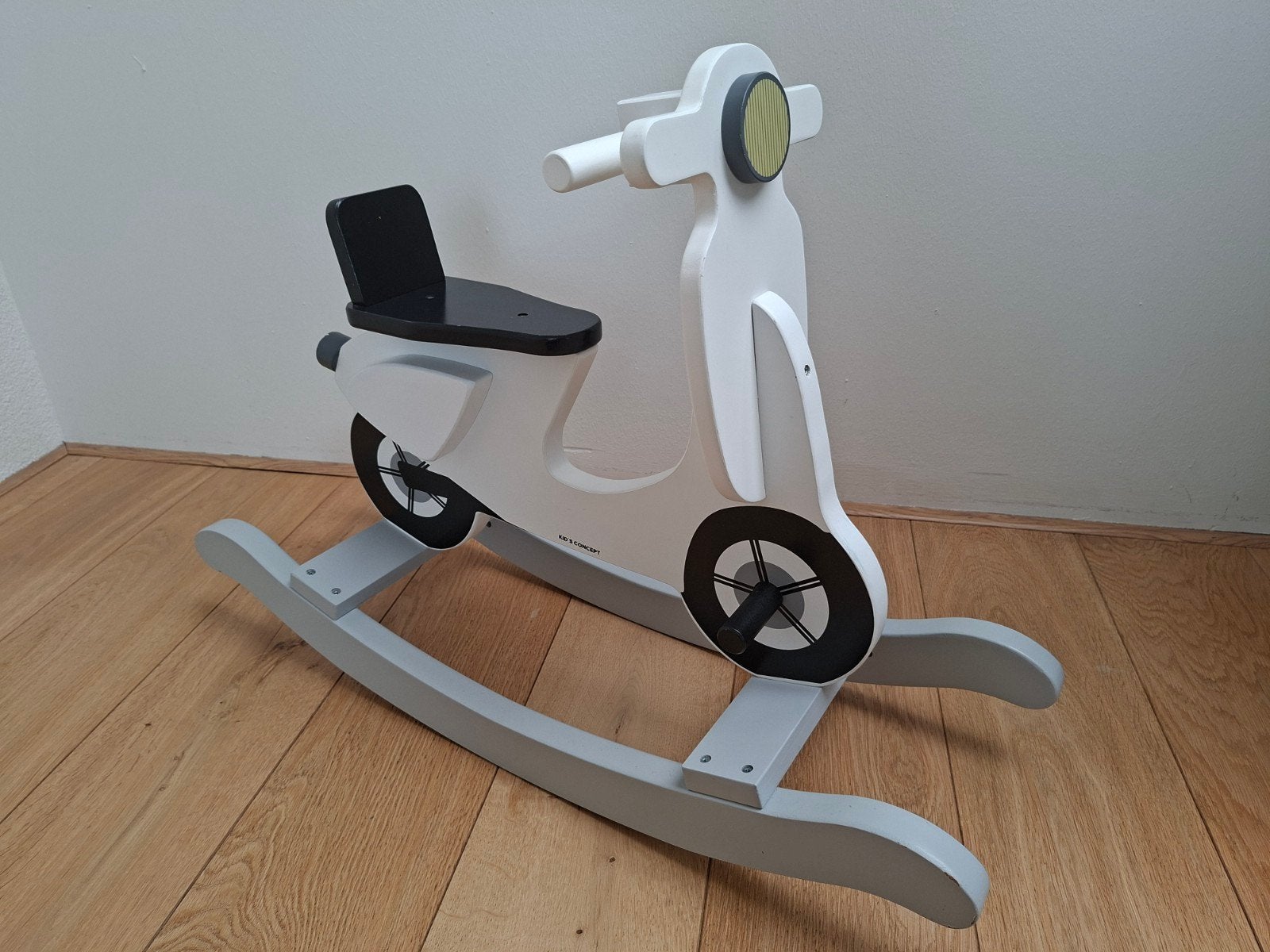 Houten hobbelscooter in Vespa-stijl van Kids Concept, Ophalen, Zo goed als nieuw, Loopfiets