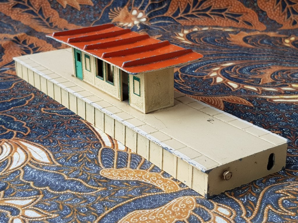 Mooi oud treinstation van Hornby Dublo uit Engeland 29 cm., Ophalen of Verzenden