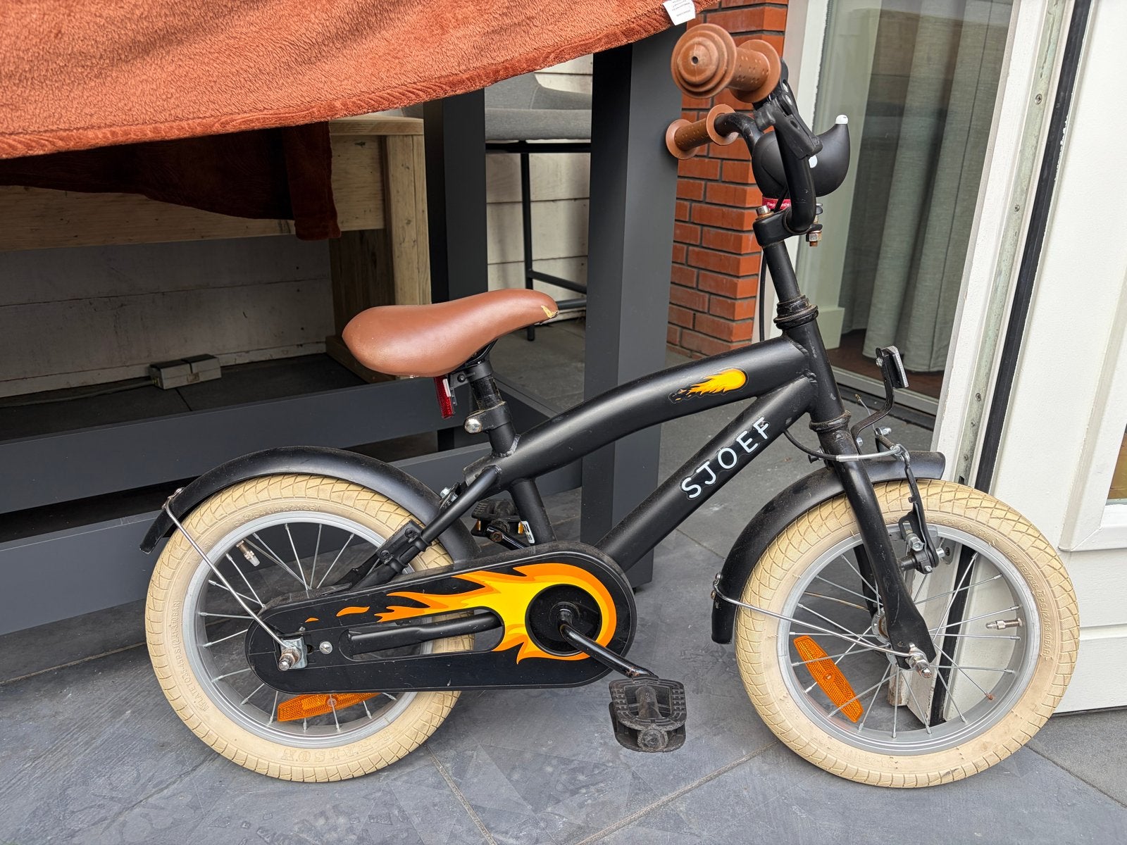 Sjoef kinderfiets 14 inch - Zwart met vlammen, Ophalen, Gebruikt, Velgrem, Minder dan 16 inch
