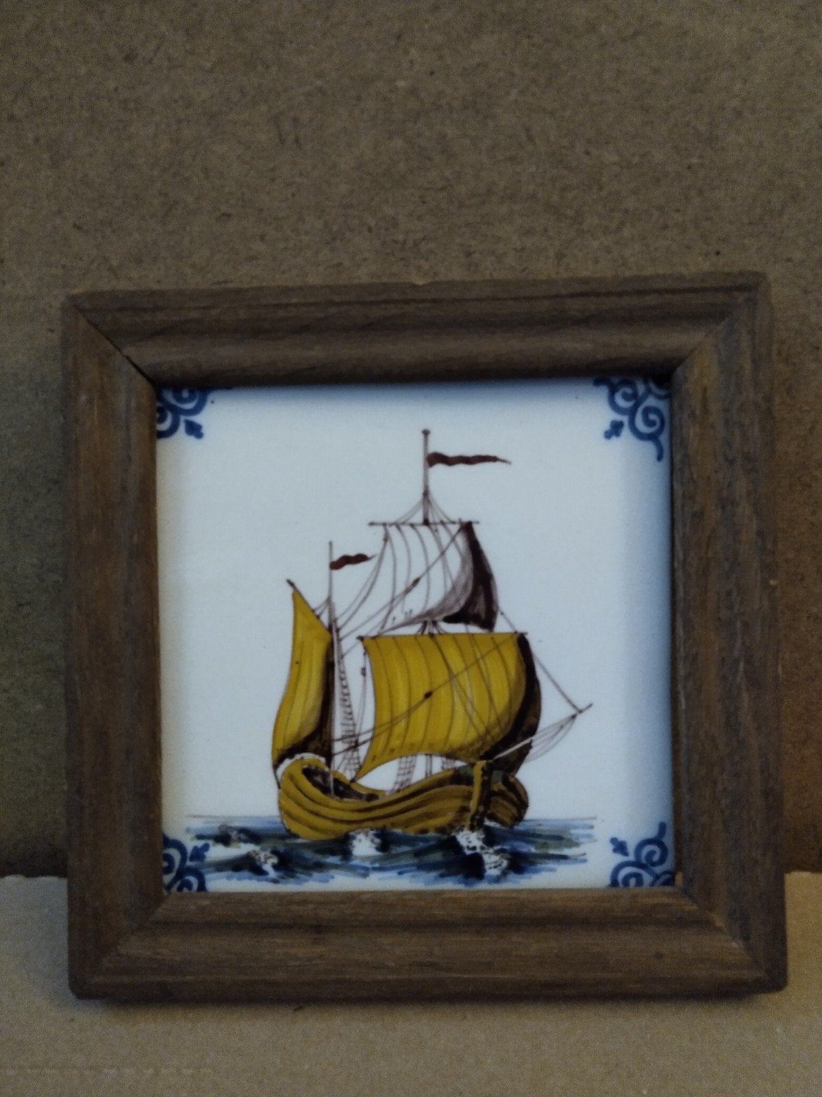 Antieke Harlingen Holland tegel met schip in houten lijst, Verzenden