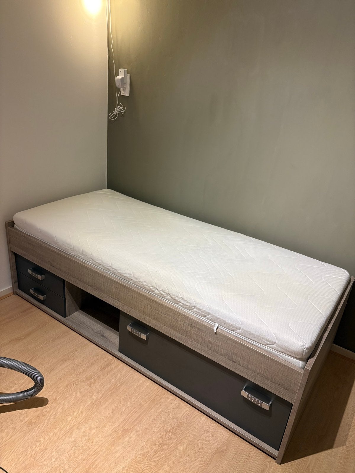 (Beterbed) Eenpersoonsbed 200x90 met opbergruimte, Ophalen, Gebruikt, 90 cm, 200 cm