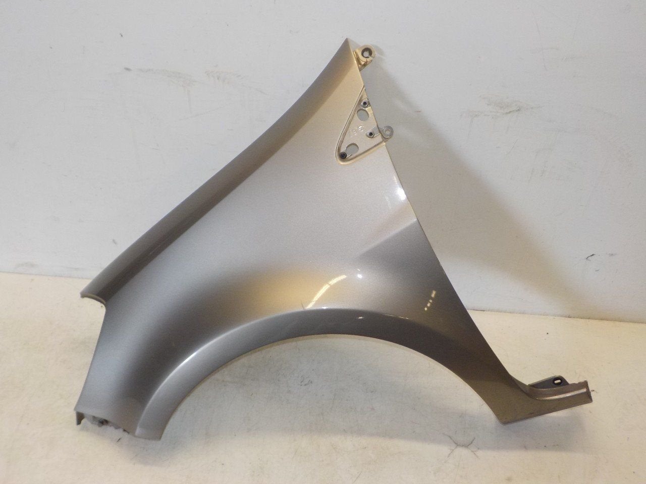 Spatbord links voor Renault Clio, Auto-onderdelen, Carrosserie en Plaatwerk, Onderdelen@venauto.nl, Van der Ven Autorecycling B.V.