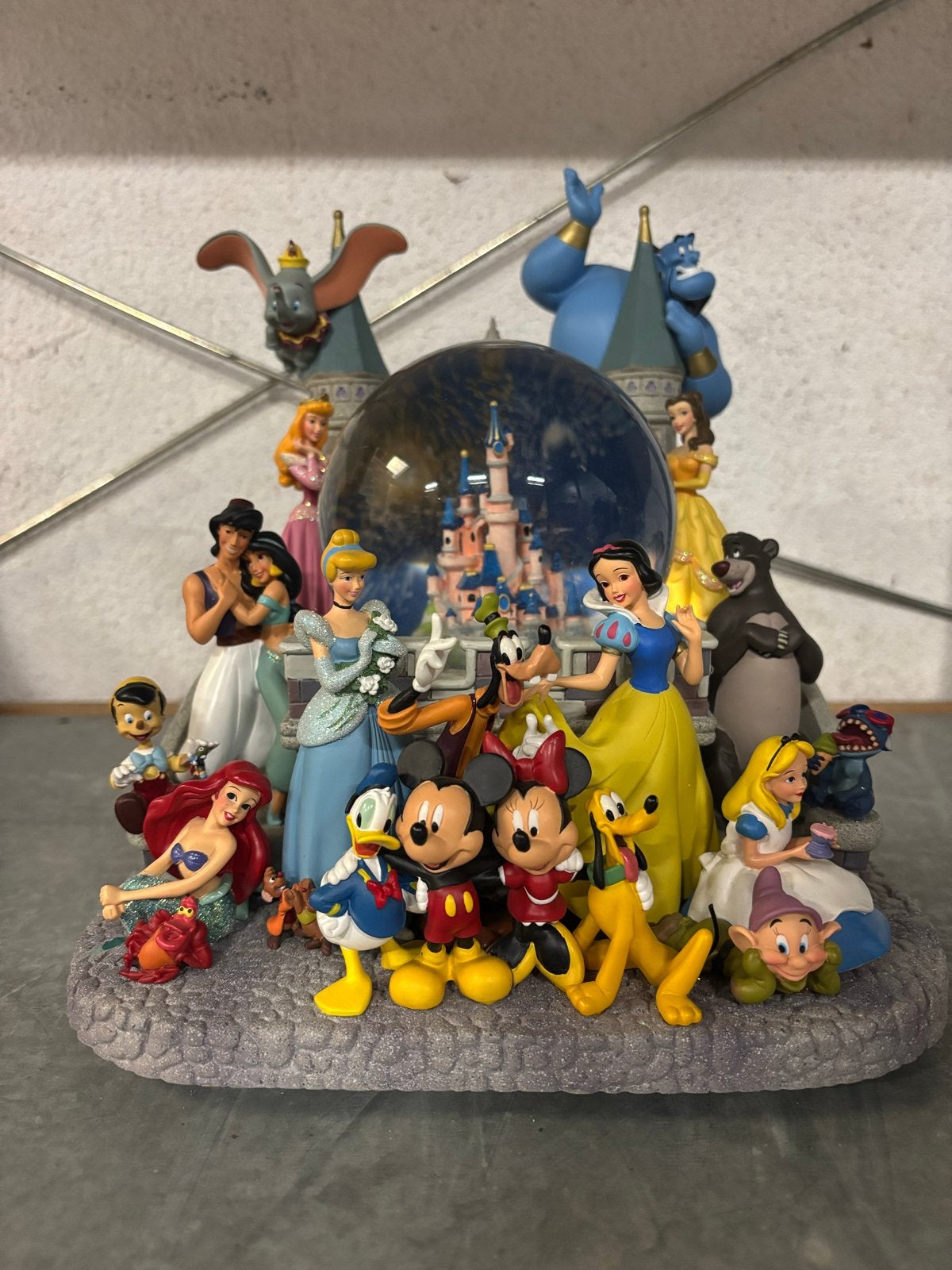 Disney Figuren Muziekdoos Sneeuwbol - Zeldzaam Collecters It, Ophalen of Verzenden, Overige figuren, Zo goed als nieuw, Beeldje of Figuurtje