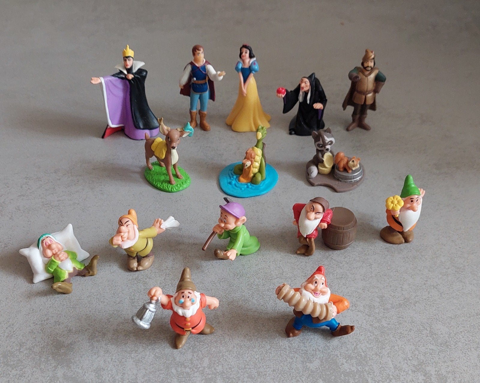 Sneeuwwitje en de 7 dwergen figuren set, Ophalen of Verzenden, Sneeuwwitje of Doornroosje, Zo goed als nieuw, Beeldje of Figuurtje