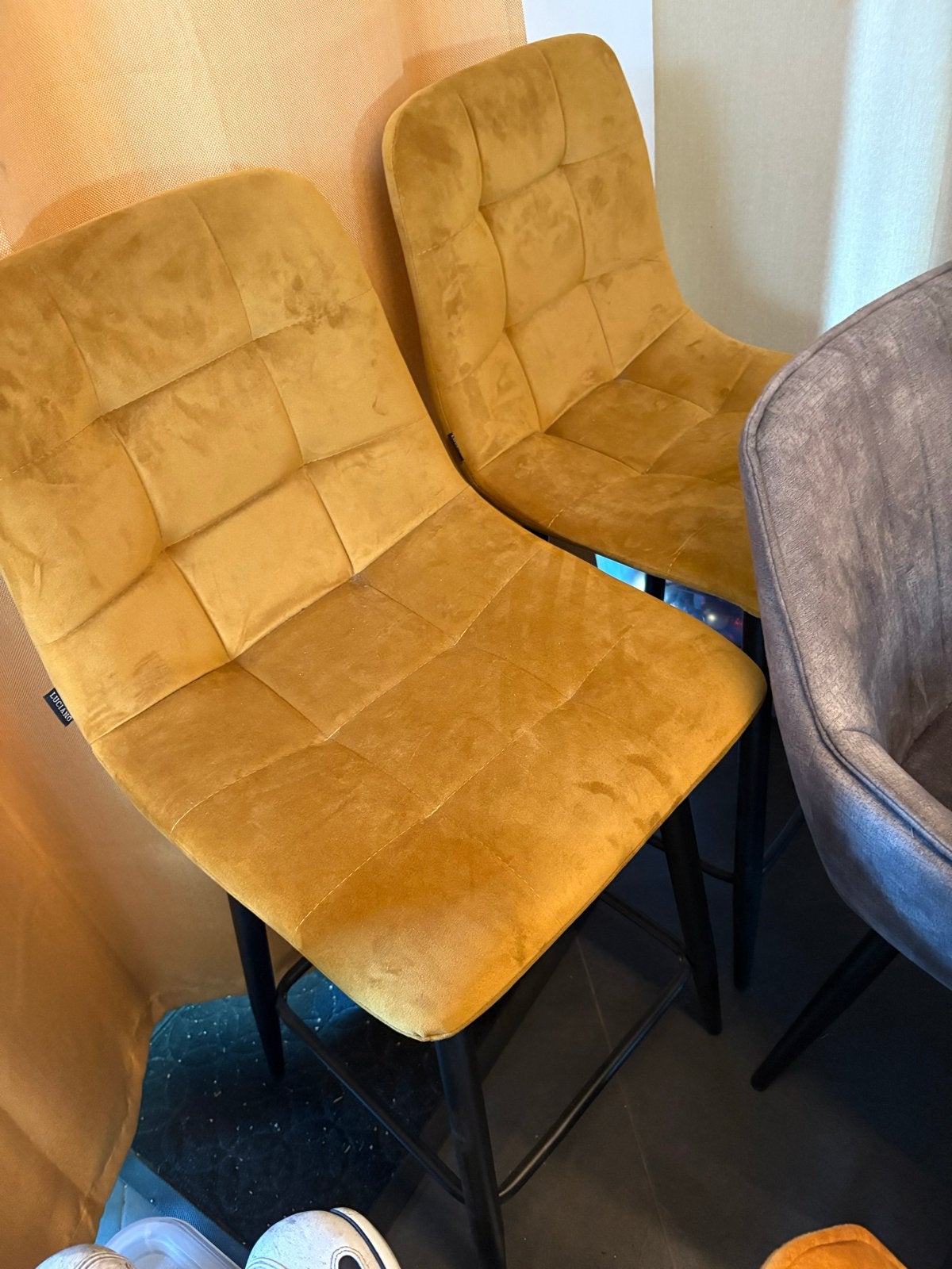 2 Stuks Velvet Okergeel Barkrukken, Ophalen, Gebruikt, 90 cm of meer, Metaal
