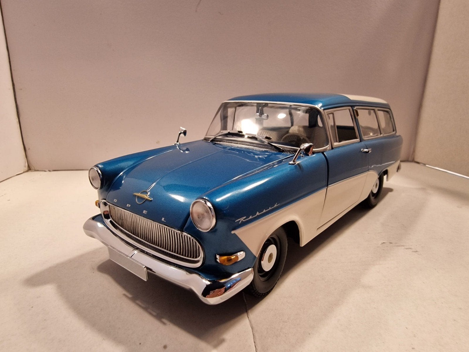 Opel rekord P1 caravan 1958
Minichamps 1:18 in ovp, Hobby en Vrije tijd, Modelauto's | 1:18, Ophalen of Verzenden, Zo goed als nieuw