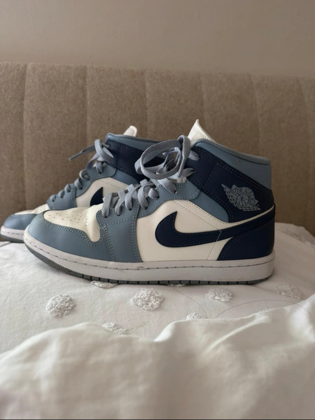 Nike Air Jordan 1 Mid - Lichtblauw/Donkerblauw/Wit maat 41, Ophalen of Verzenden, Zo goed als nieuw, Blauw, Sneakers of Gympen