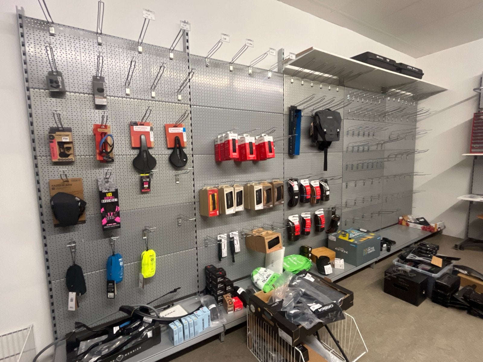 8 meter gaatjeswand met haken en planken, Ophalen, Gebruikt