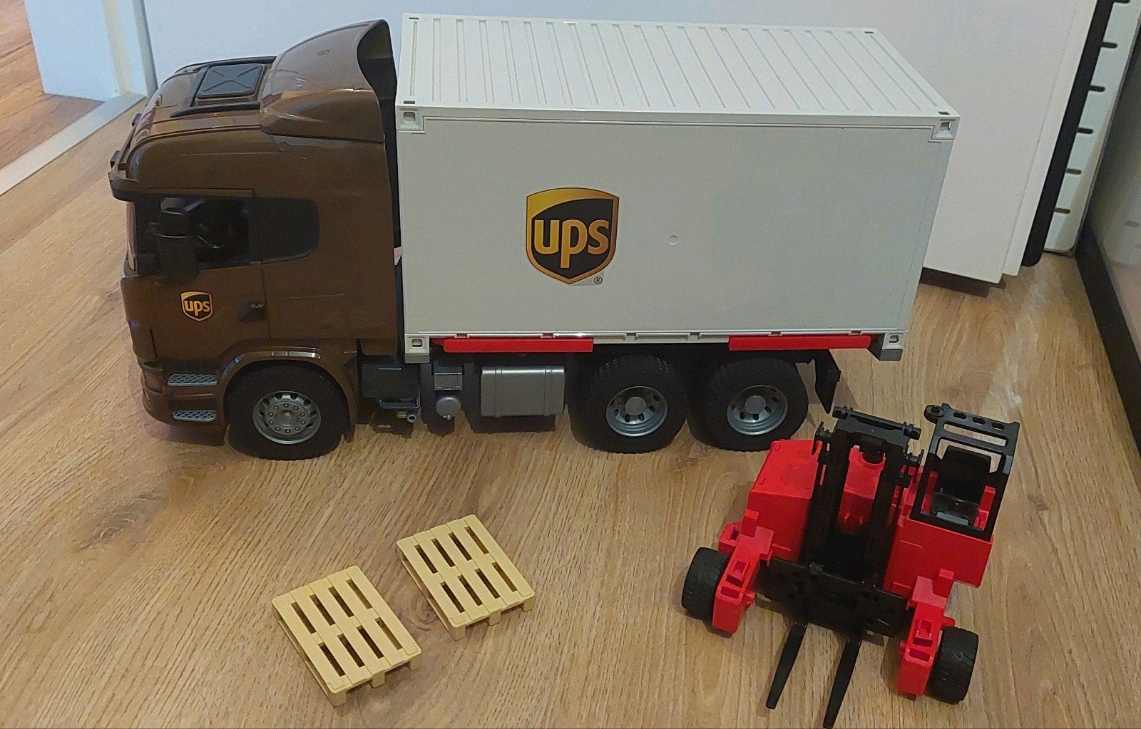Bruder 3582 Scania Super 560R UPS vrachtwagen met heftruck, Ophalen of Verzenden, Gebruikt