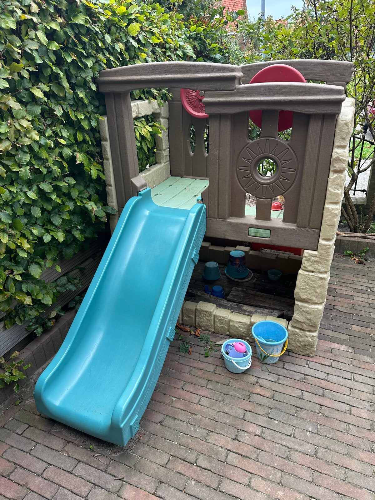 Robuust speelhuisje met glijbaan en klimwand, Ophalen, Gebruikt, Kunststof