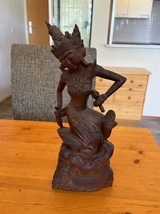 Balinese Legong Danseres Houtsnijwerk op Sokkel, Jaren '50, Houtsnijwerk, Ophalen of Verzenden, Handgemaakt, 20 - 50 cm