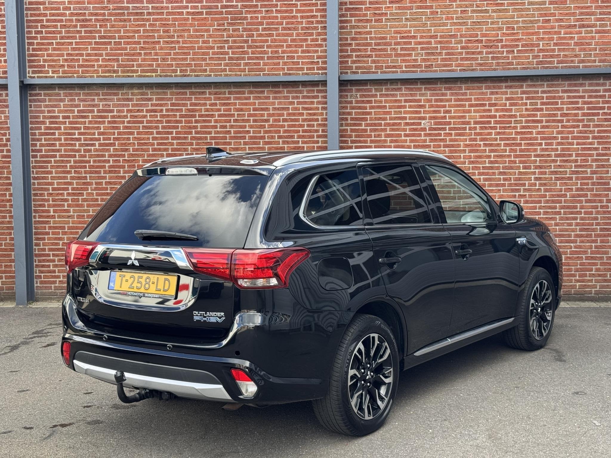 Mitsubishi Outlander 2.0 PHEV instyle+ Trekhaak afn. | Schui, Auto's, 1998 cc, 4 cilinders, 1820 kg, Zwart