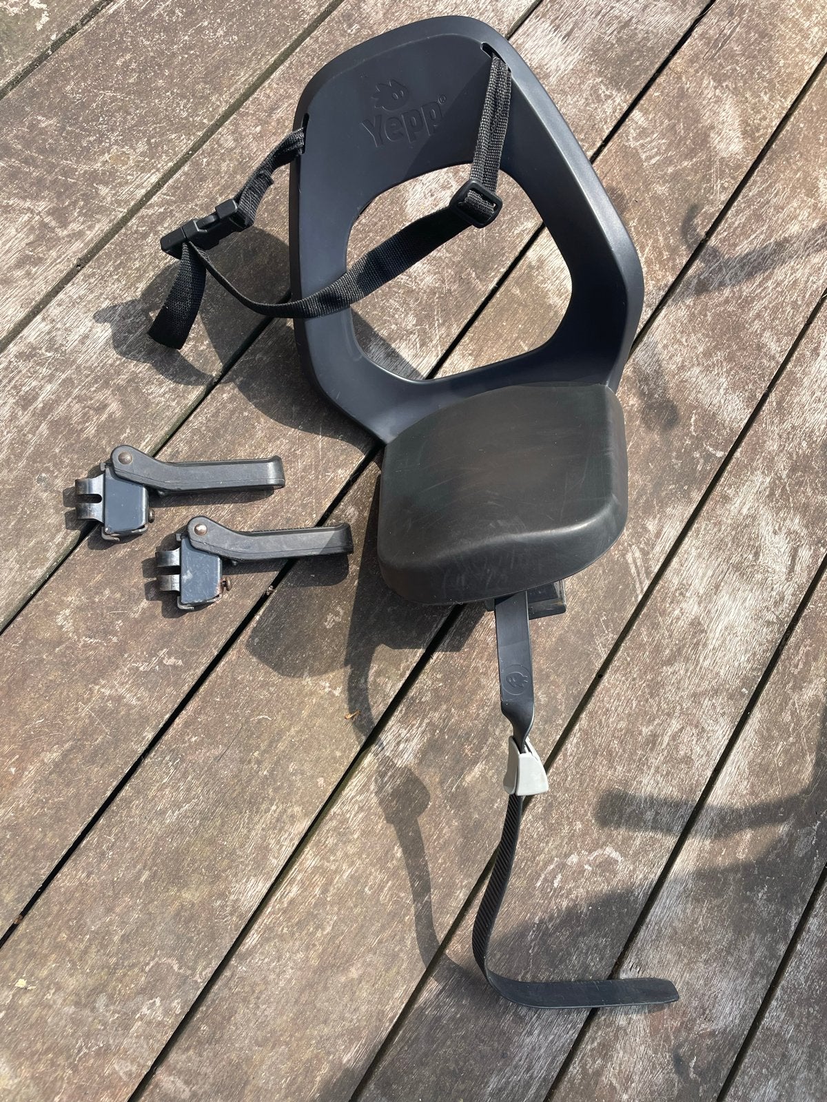 Yepp Junior achterzitje zwart fietszitje achterop voetsteun, Achterzitje, 15 t/m 36 kg, Ophalen of Verzenden, Gebruikt
